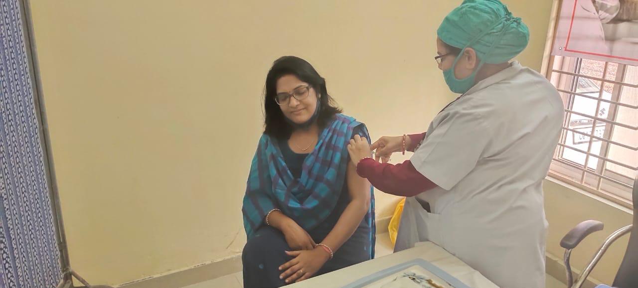 many-officials-including-korba-municipal-corporation-commissioner-got-vaccinated