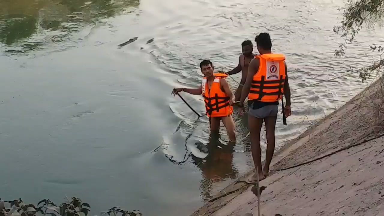 Dead body of youth found in canal