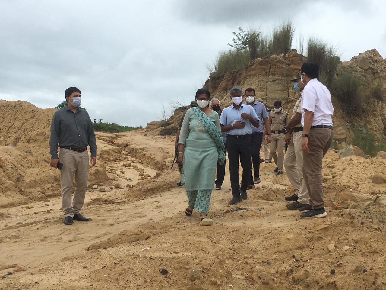 Collector takes action against illegal sand miners in korba