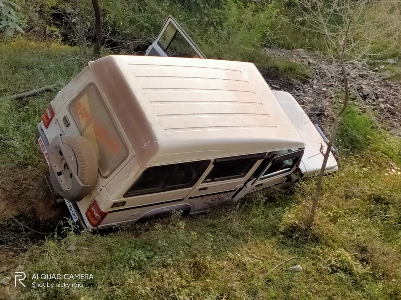 Car falls from culvert in Kawardha