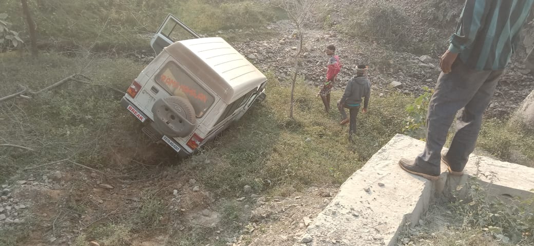 Car falls from culvert in Kawardha