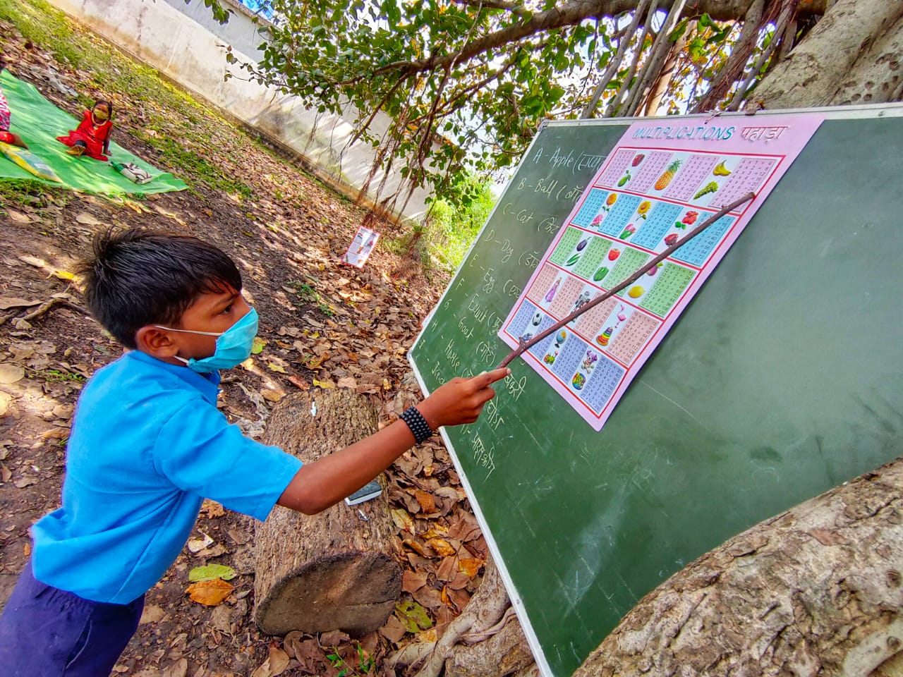 mohalla class under banyan tree in kawardha