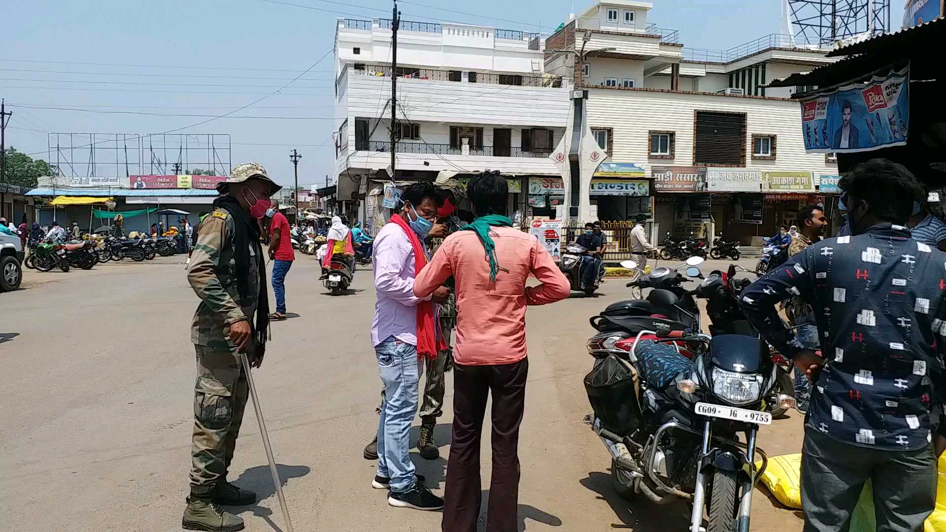 Police taking action against who leave the house without mask in kawardha