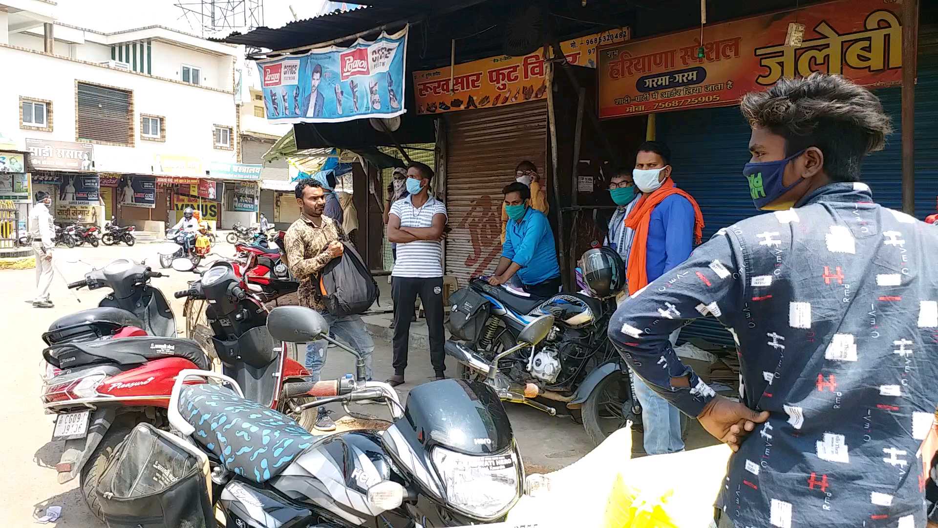 Police taking action against who leave the house without mask in kawardha