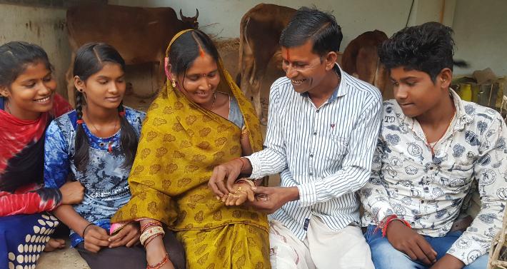 villager in kawardha sold cow dung and bought gold mangalsutra for wife.