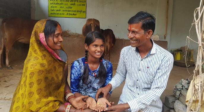 villager in kawardha sold cow dung and bought gold mangalsutra for wife.