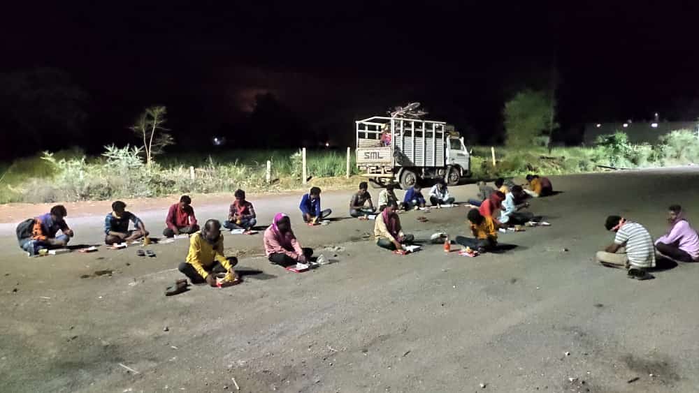 Pandaria youth feeding food to migrant laborers traveling on lockdown in kawardha