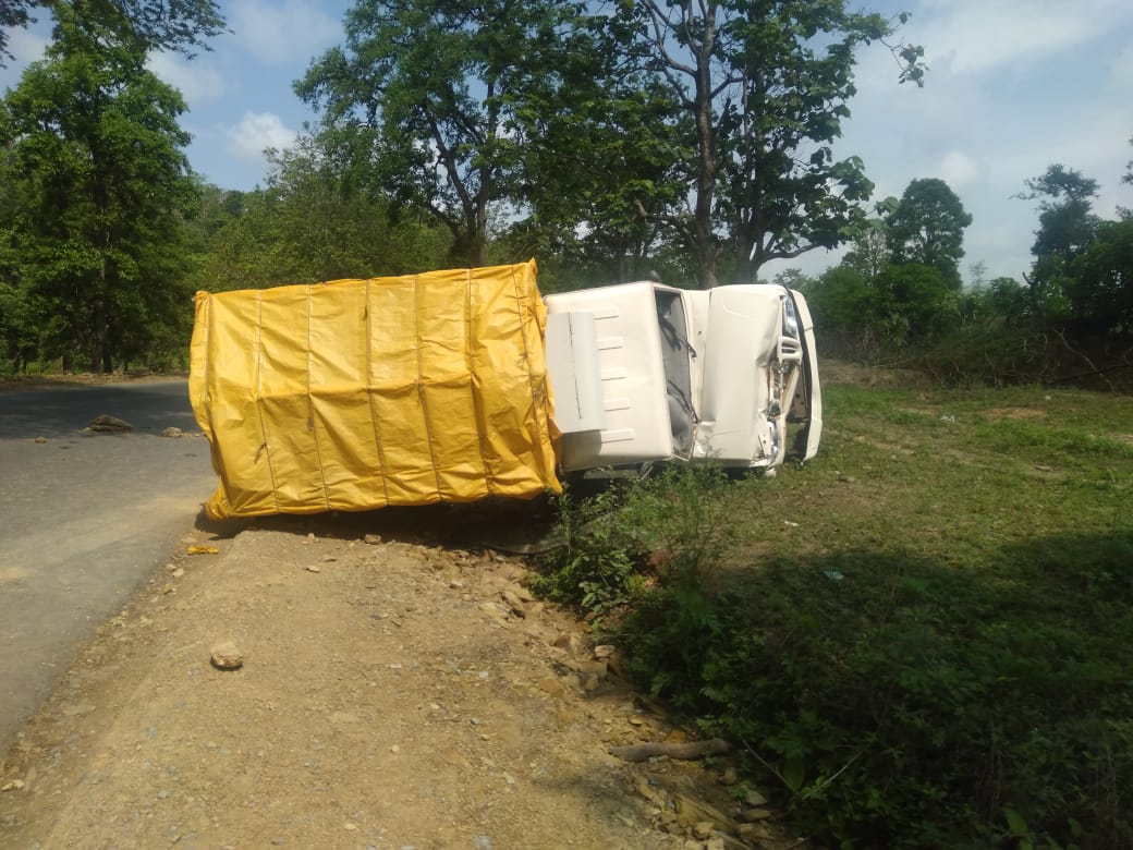 Uncontrolled pickup vehicle overturns