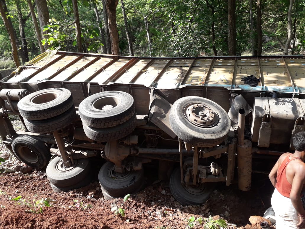 Uncontrolled truck overturns