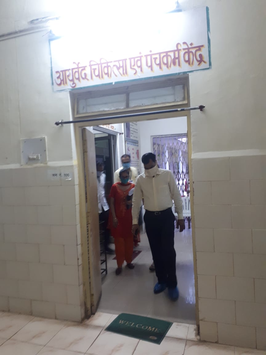 Collector conducted surprise inspection of the hospital in kawardha