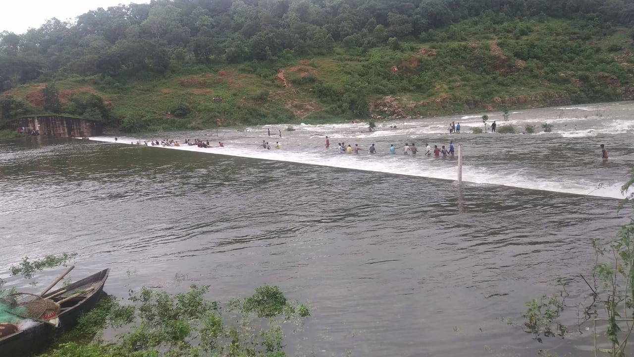 Villagers jumped into flood to catch fish in kawardha