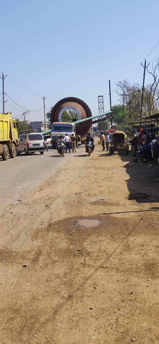 Traffic was blocked due to a truck being stuck at entrance on National Highway 30 in kawardha