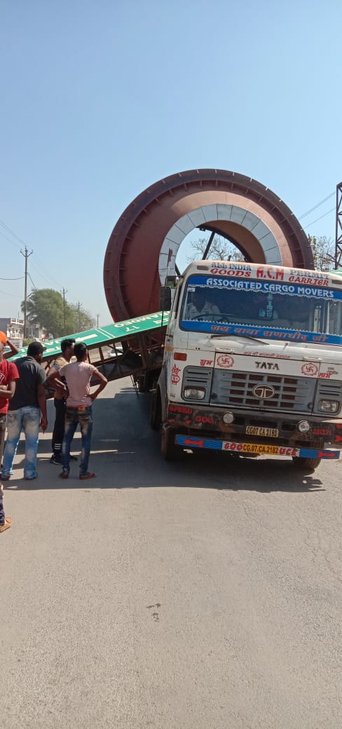 Traffic was blocked due to a truck being stuck at entrance on National Highway 30 in kawardha