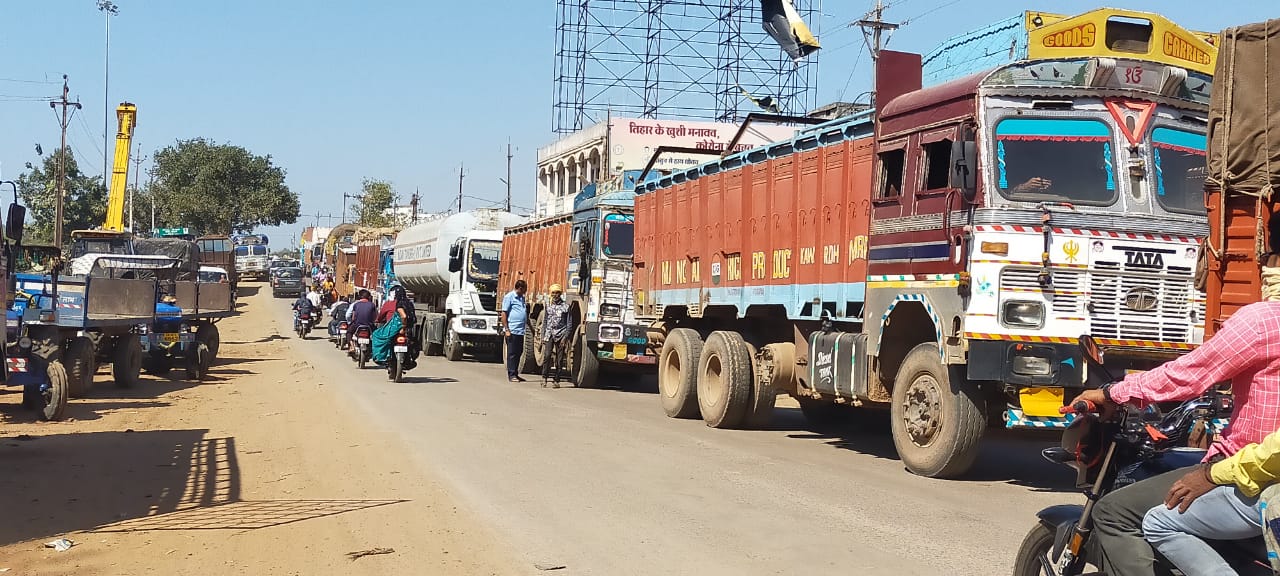 raffic jam on Raipur Jabalpur National Highway due to vehicle failure in Sakri bridge