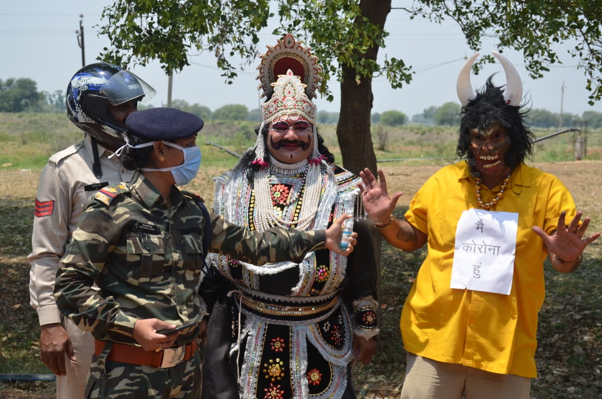 Police explaining to people by becoming Corona and Yamraj in Kawardha