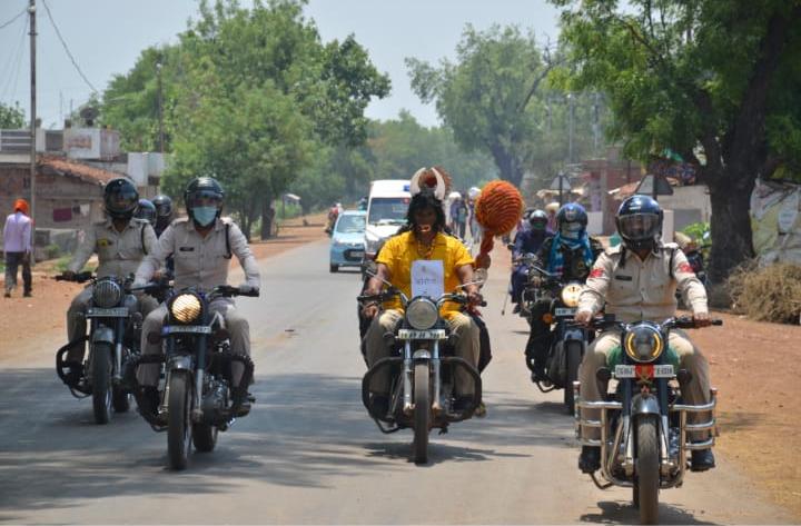 Police explaining to people by becoming Corona and Yamraj in Kawardha