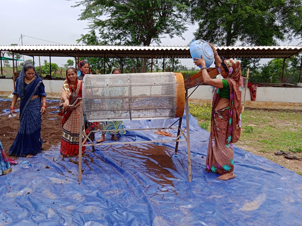 Godhan Nyay Scheme in Chhattisgarh: છત્તીસગઢમાં ગાયના છાણમાંથી 'સોનું' બનાવતી મહિલાઓ