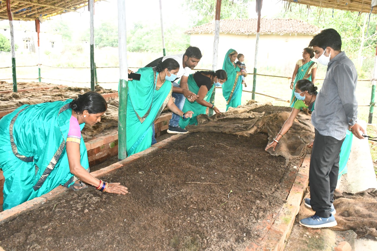 Godhan Nyay Scheme in Chhattisgarh: છત્તીસગઢમાં ગાયના છાણમાંથી 'સોનું' બનાવતી મહિલાઓ