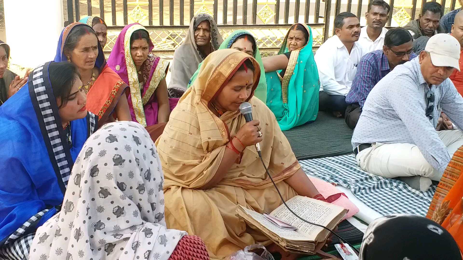 protestor protesting against bhupesh cabinet for paddy transportation in kawardha