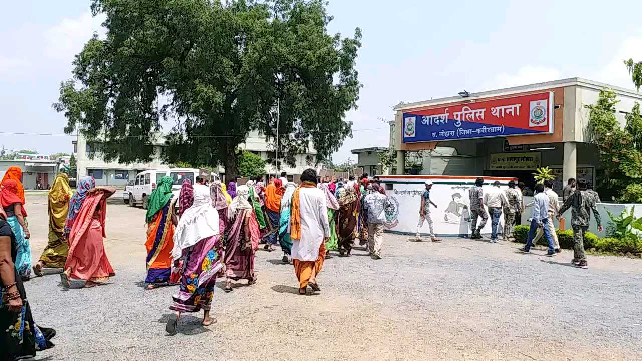 Mahila Morcha surrounded the police station