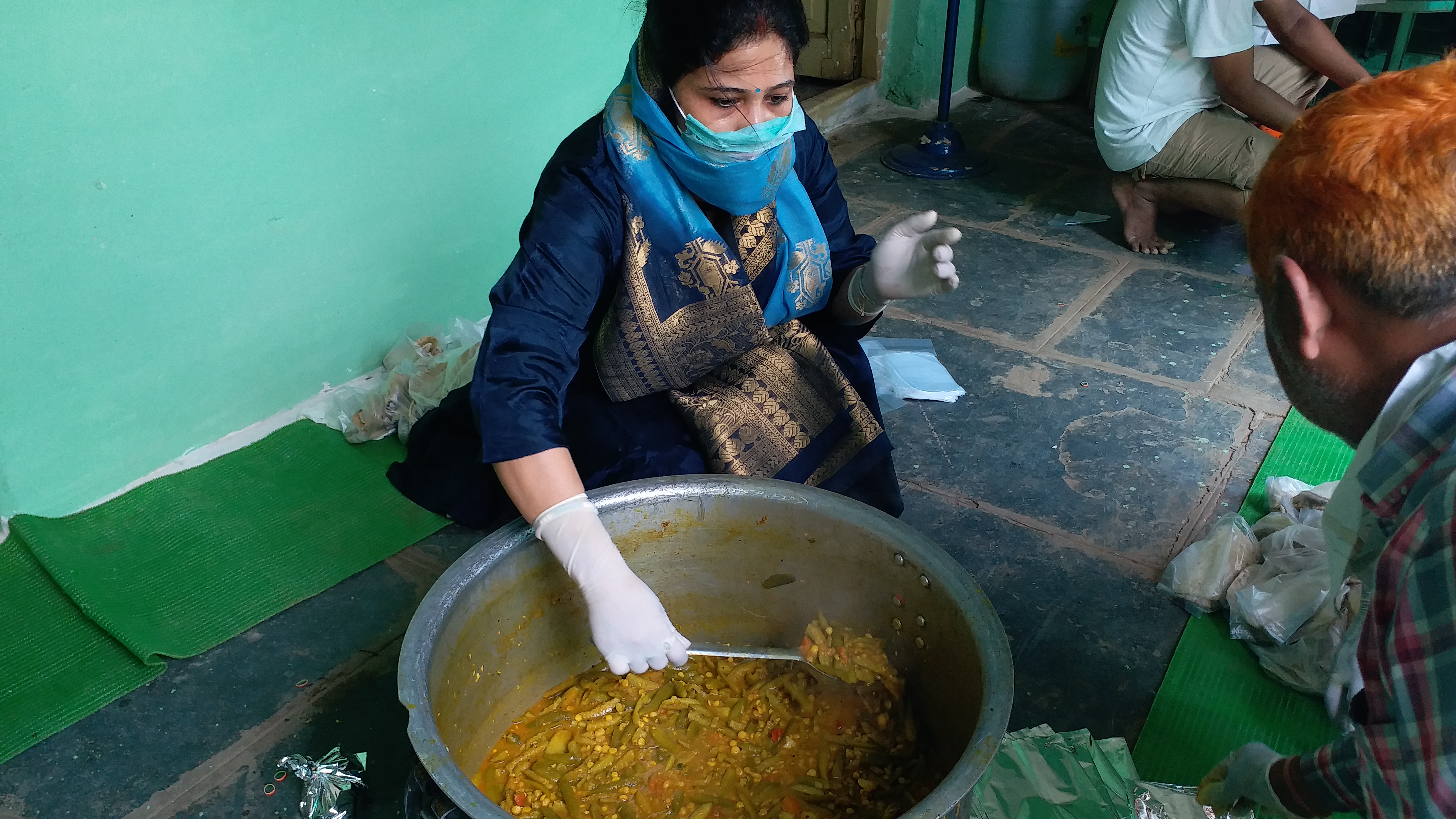 Rajnandgaon SP wife is providing food to the poor in mahasamund