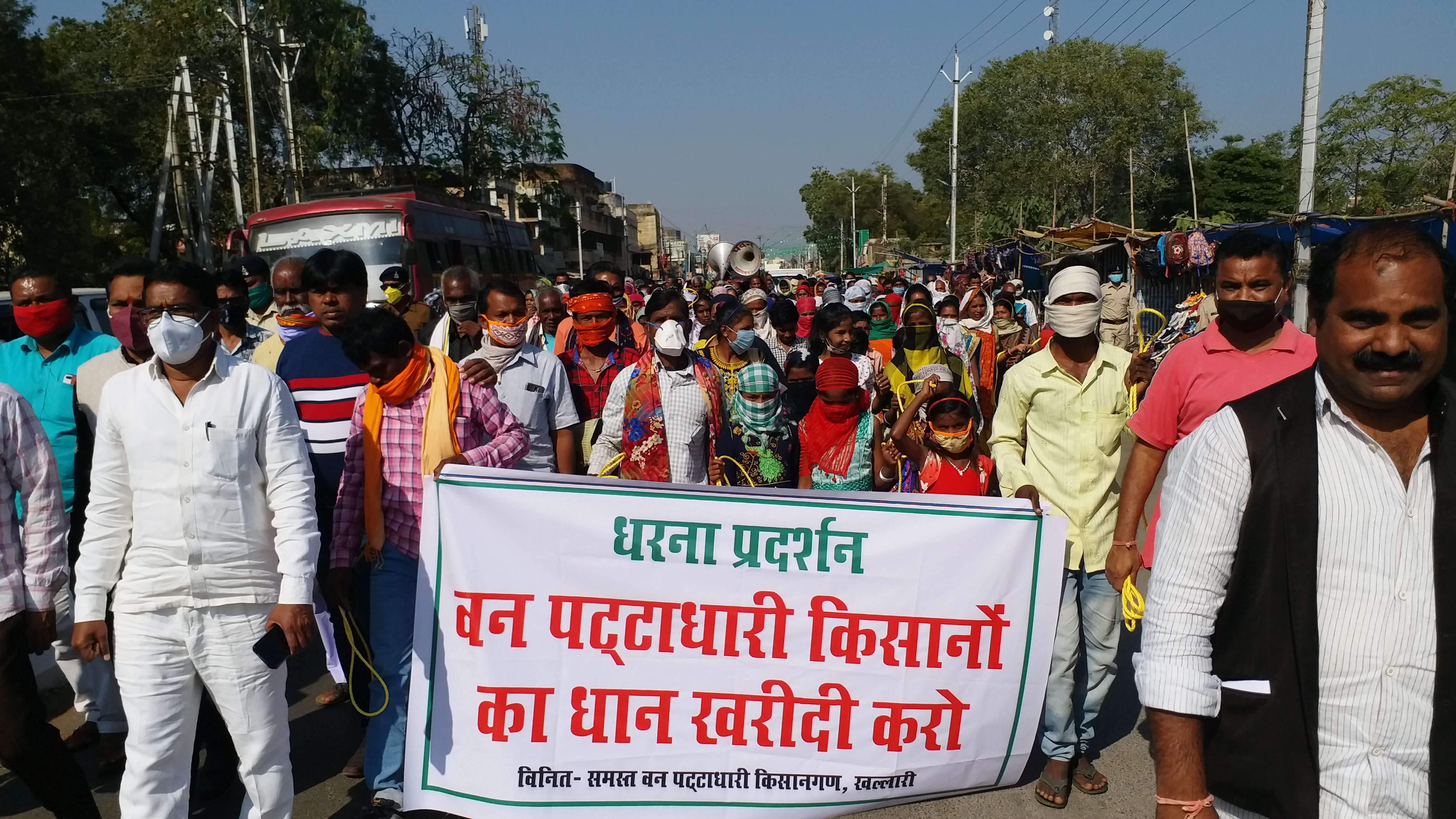 Farmers besieged Collector office with a noose of rope to demand paddy purchase in mahasamund