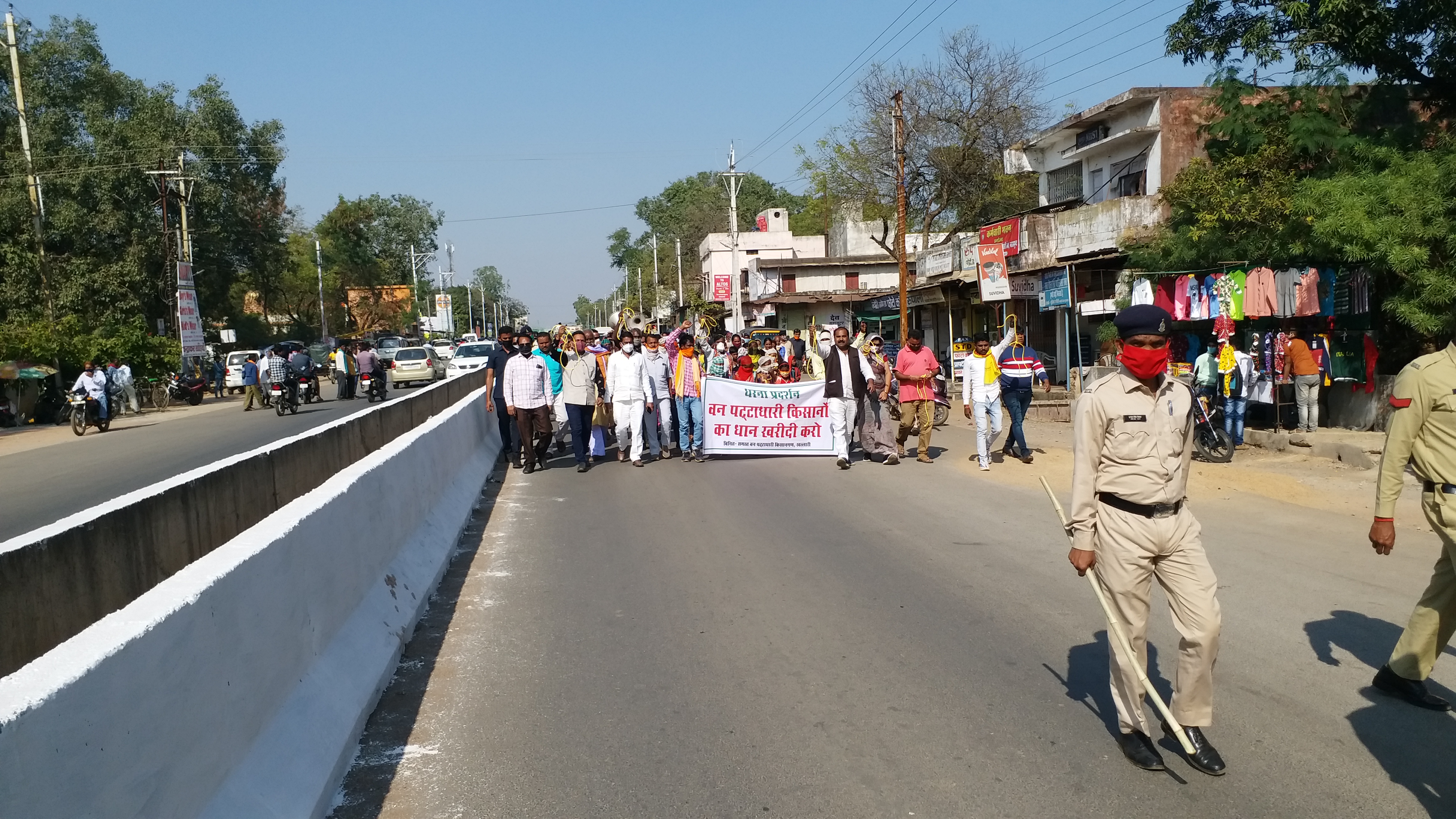 Farmers besieged Collector office with a noose of rope to demand paddy purchase in mahasamund