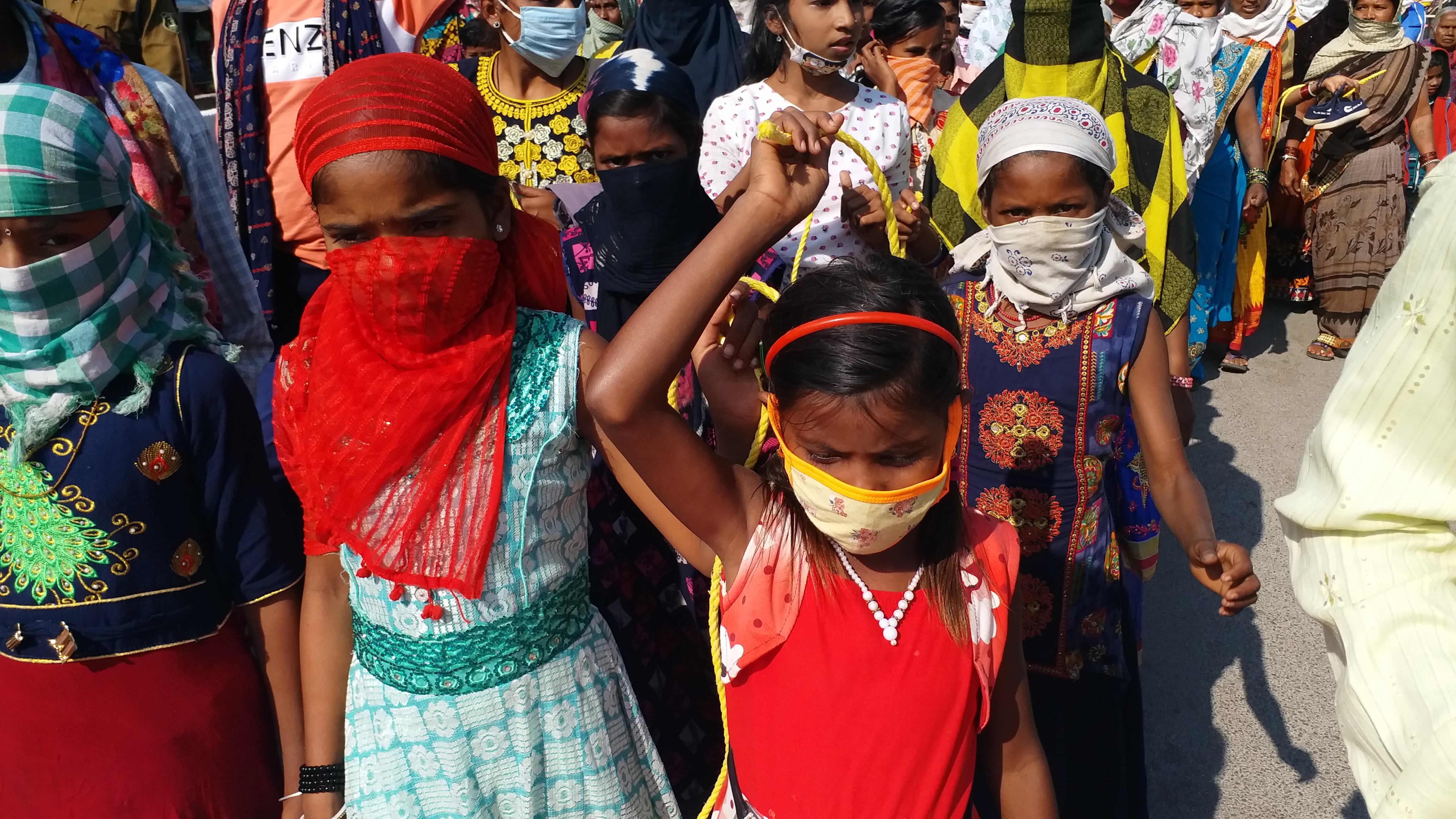 Farmers besieged Collector office with a noose of rope to demand paddy purchase in mahasamund