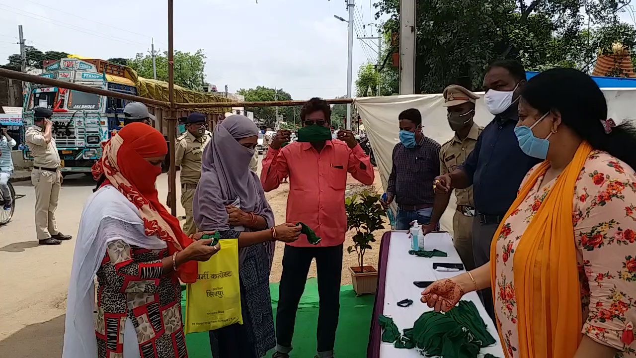 Mahasamund police distributed masks and sanitizers to people