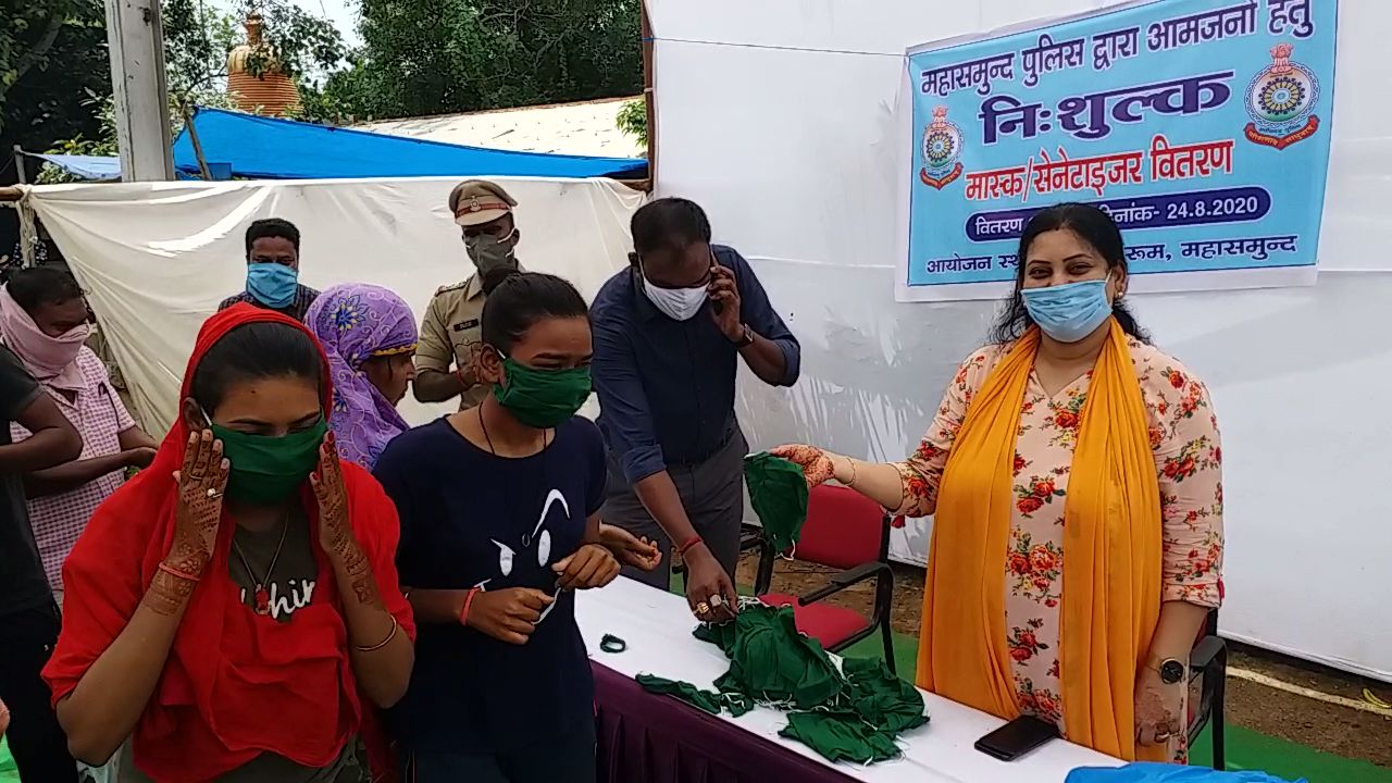 police distributed masks and sanitizers to people in Mahasamund