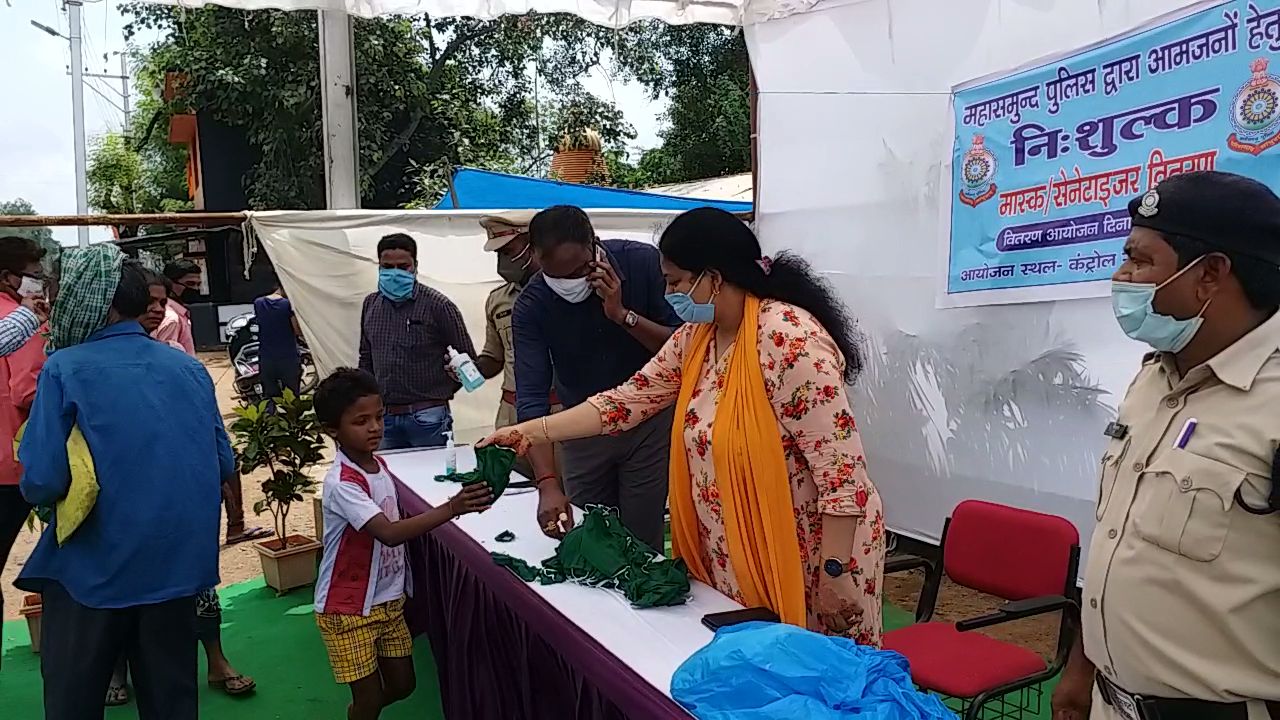 police distributed masks and sanitizers to people in Mahasamund