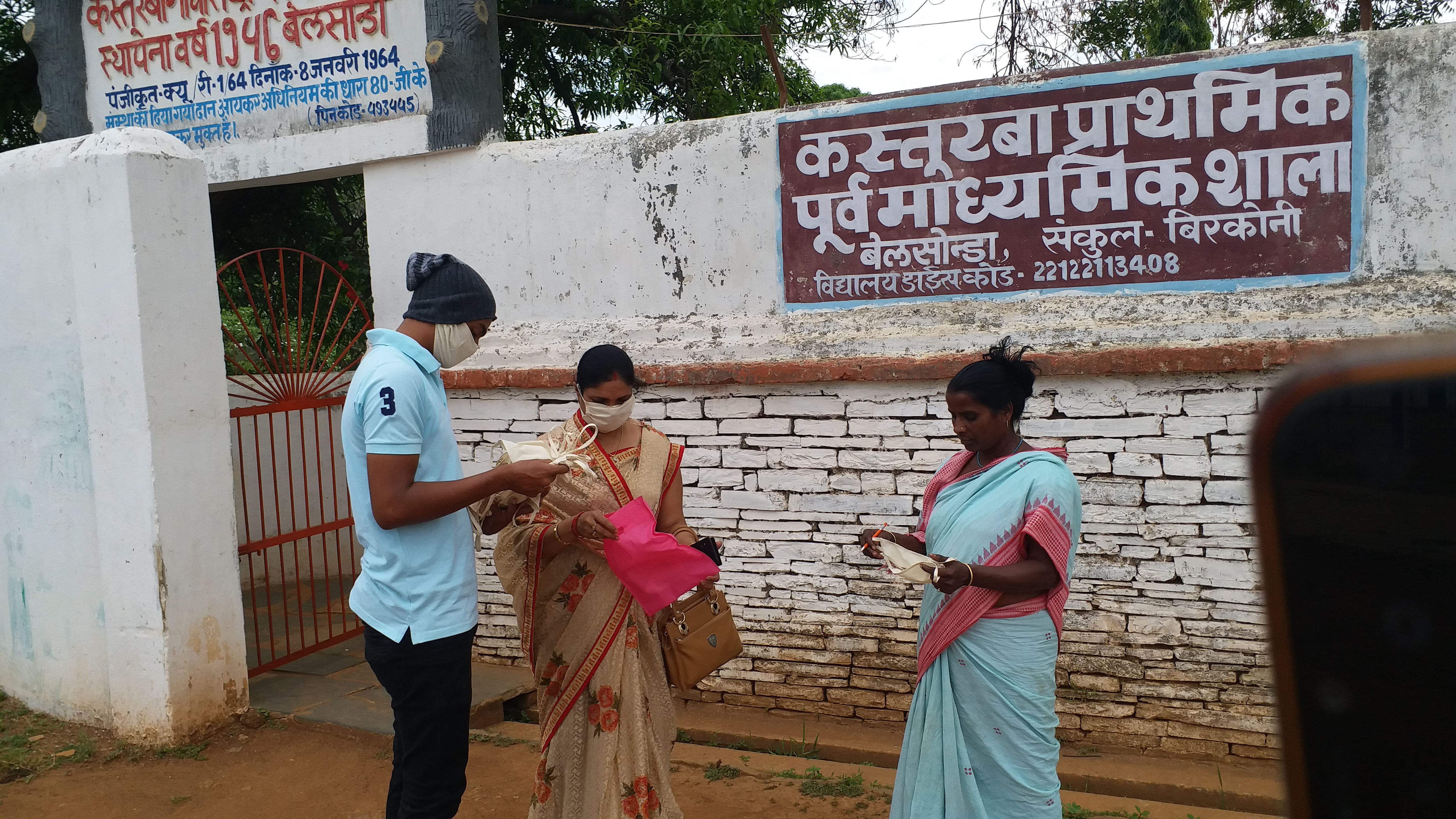 lakshmi-dewangan-of-mahasamund-is-distributing-masks-free-of-cost-to-people