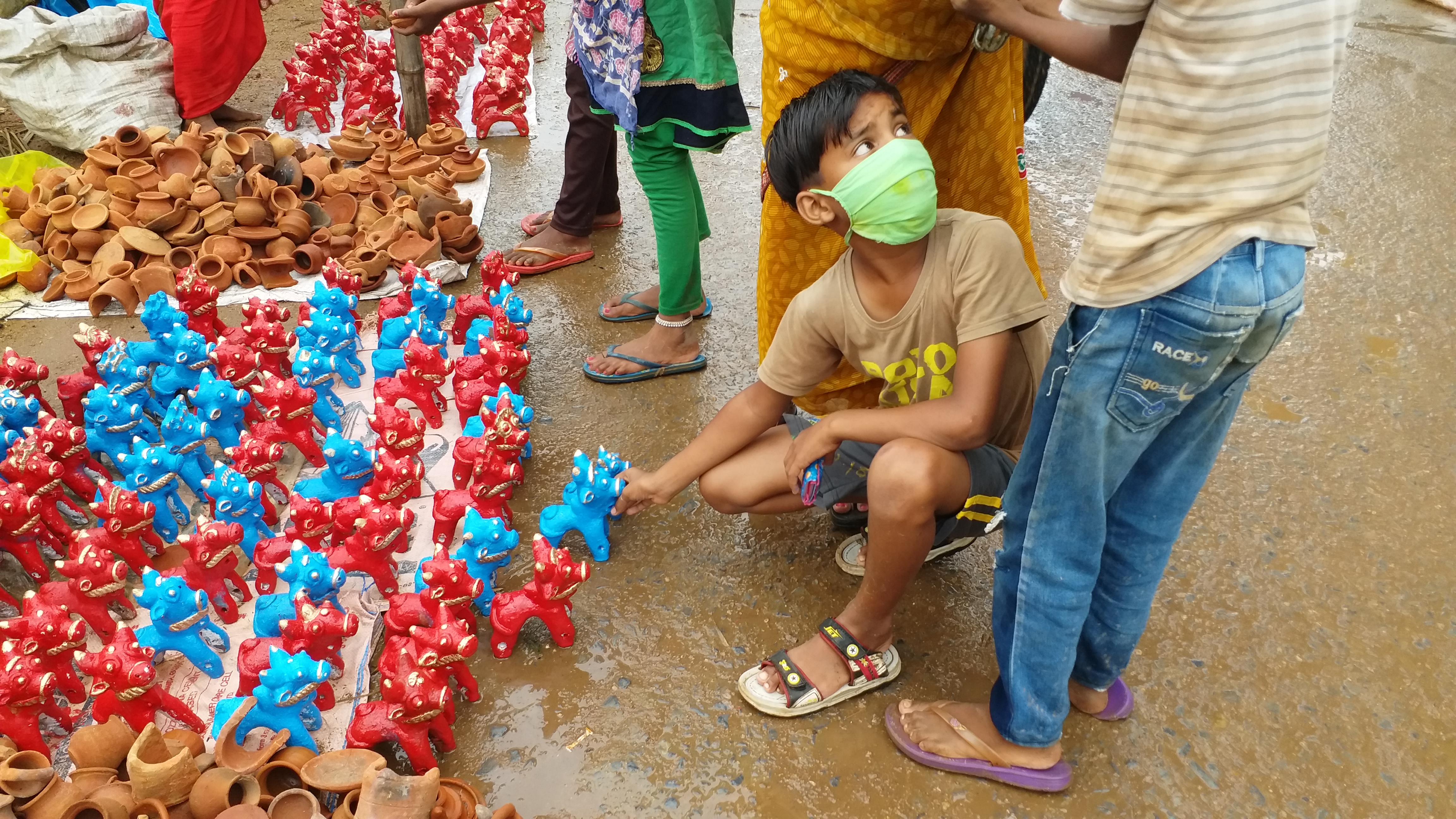 मिट्टी के खिलौनों से सजा बाजार