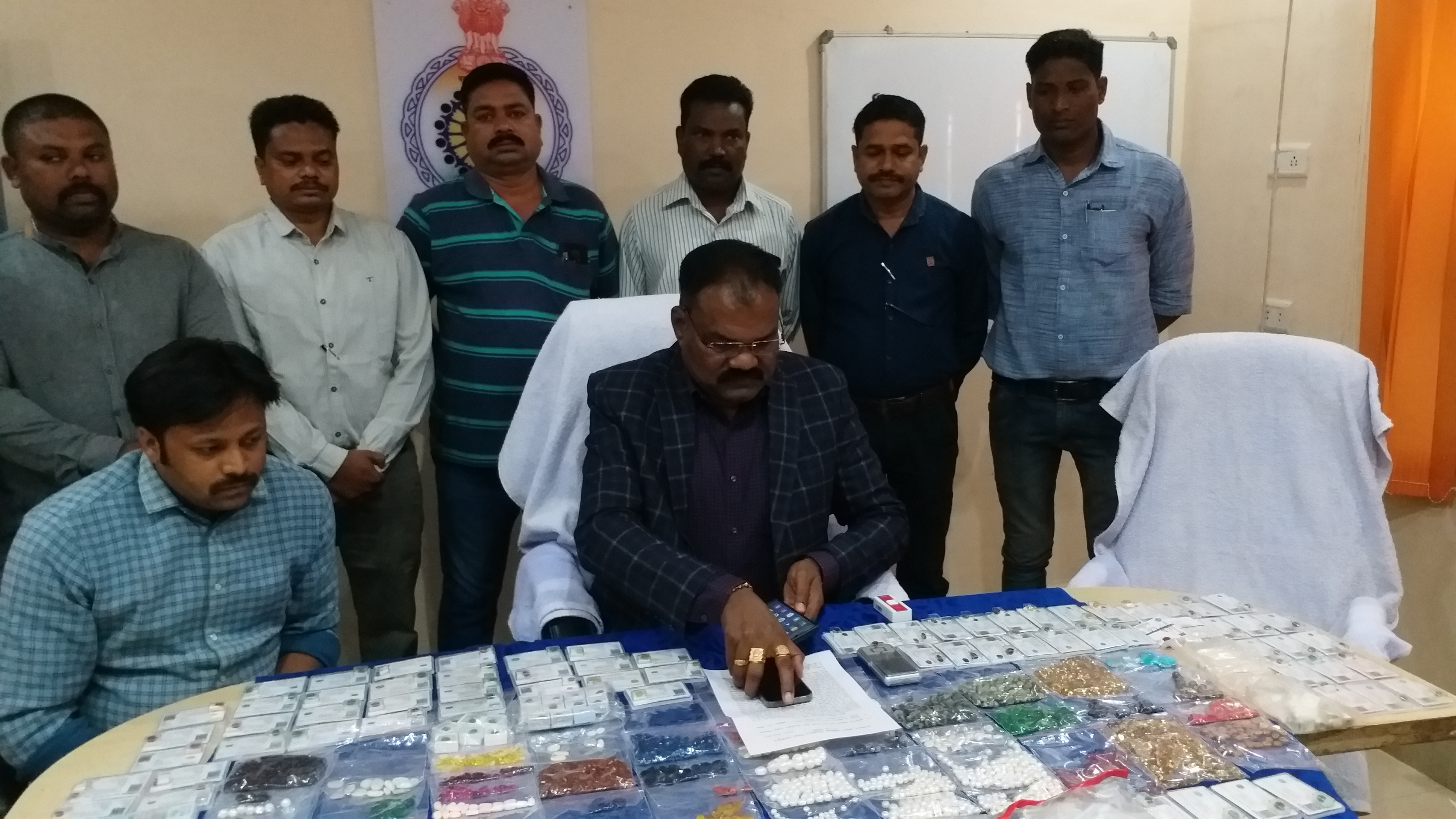 accused arrested worth rupees one crore Gemstone in mahasamund