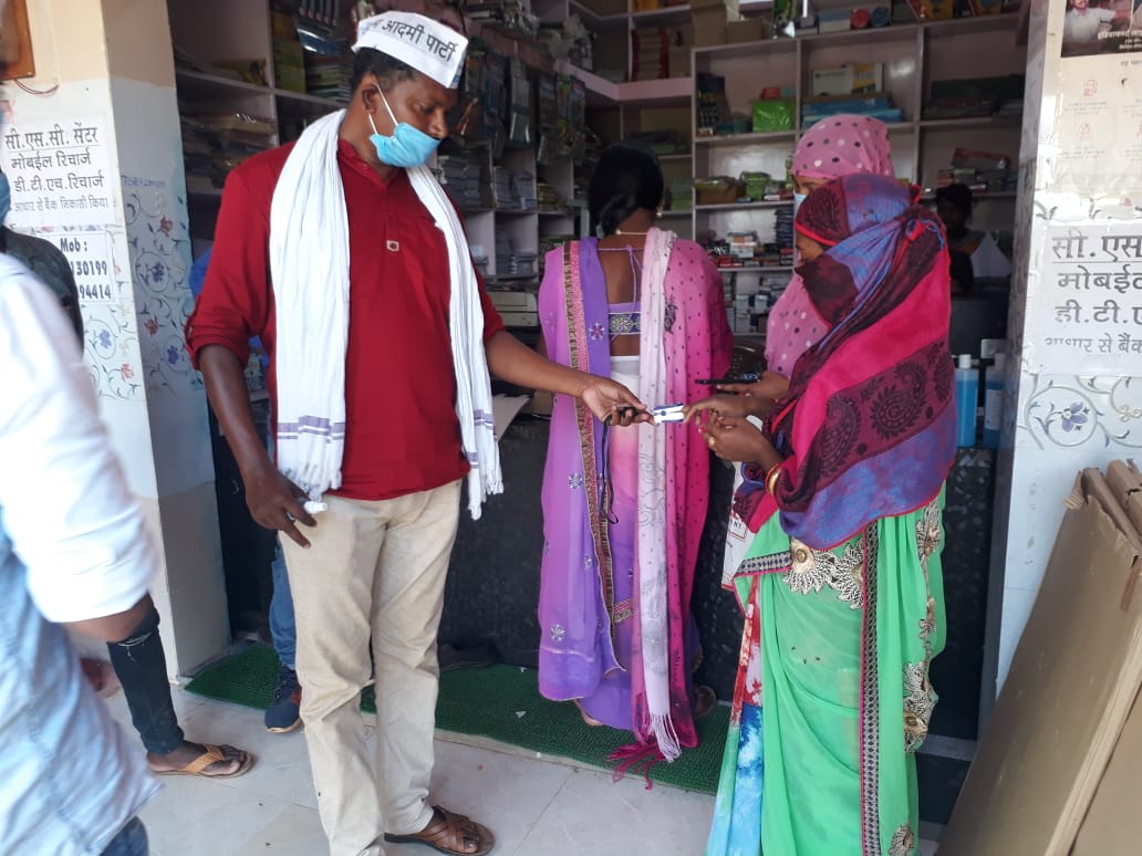 aap-workers-did-oxygen-level-test-of-people-in-abujhmad-narayanpur