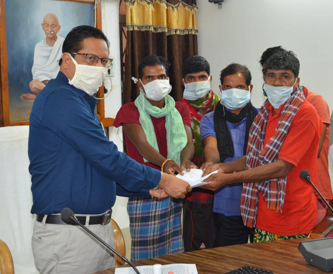 five-naxalites-surrendered-before-collector-and-sp-in-naryanpur