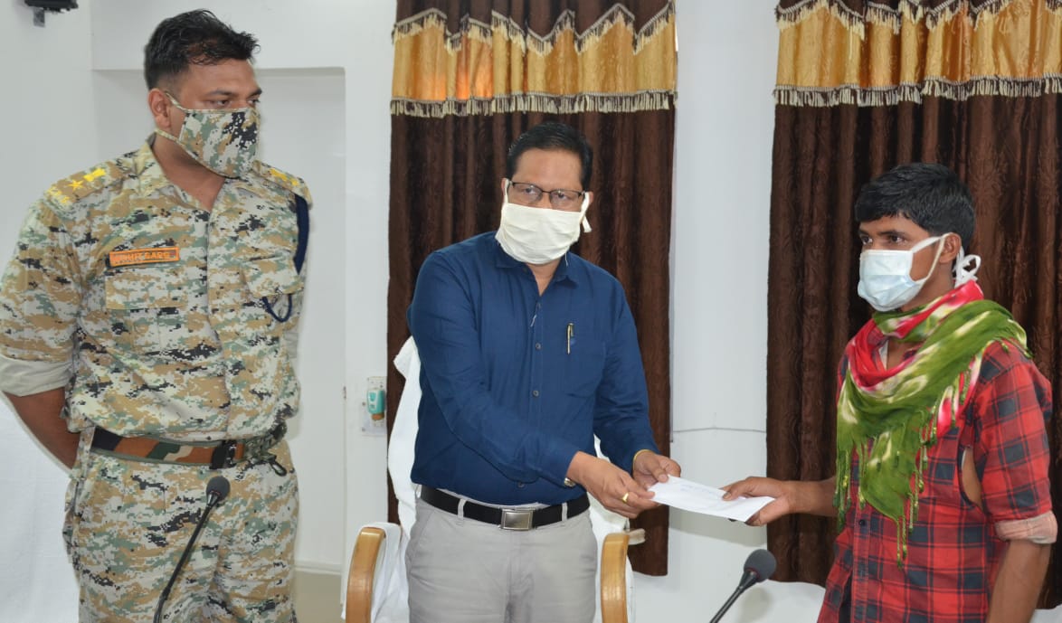 five-naxalites-surrendered-before-collector-and-sp-in-naryanpur