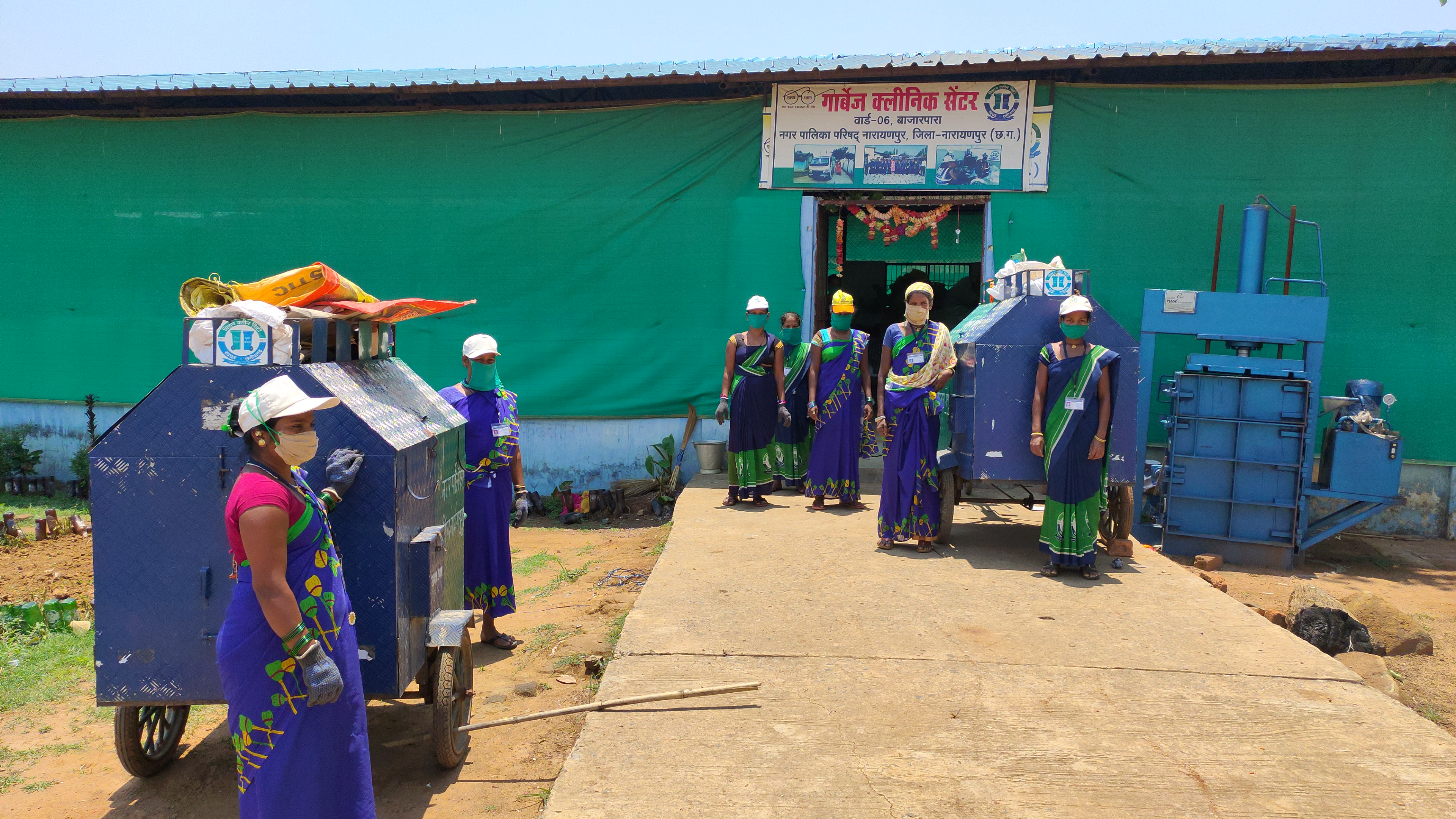 Women of self-help groups are picking up garbage from city