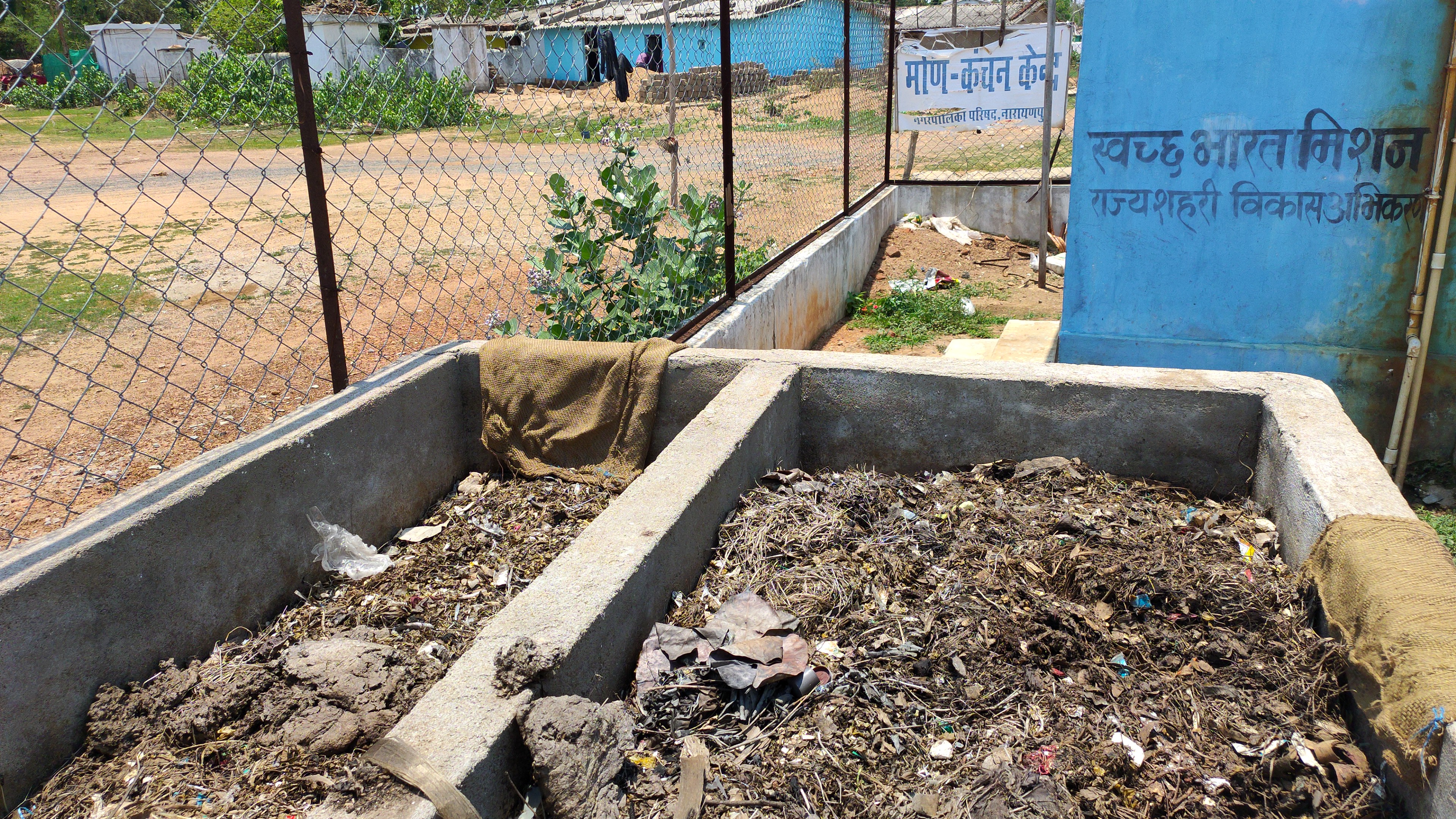 Women of self-help groups are picking up garbage from city