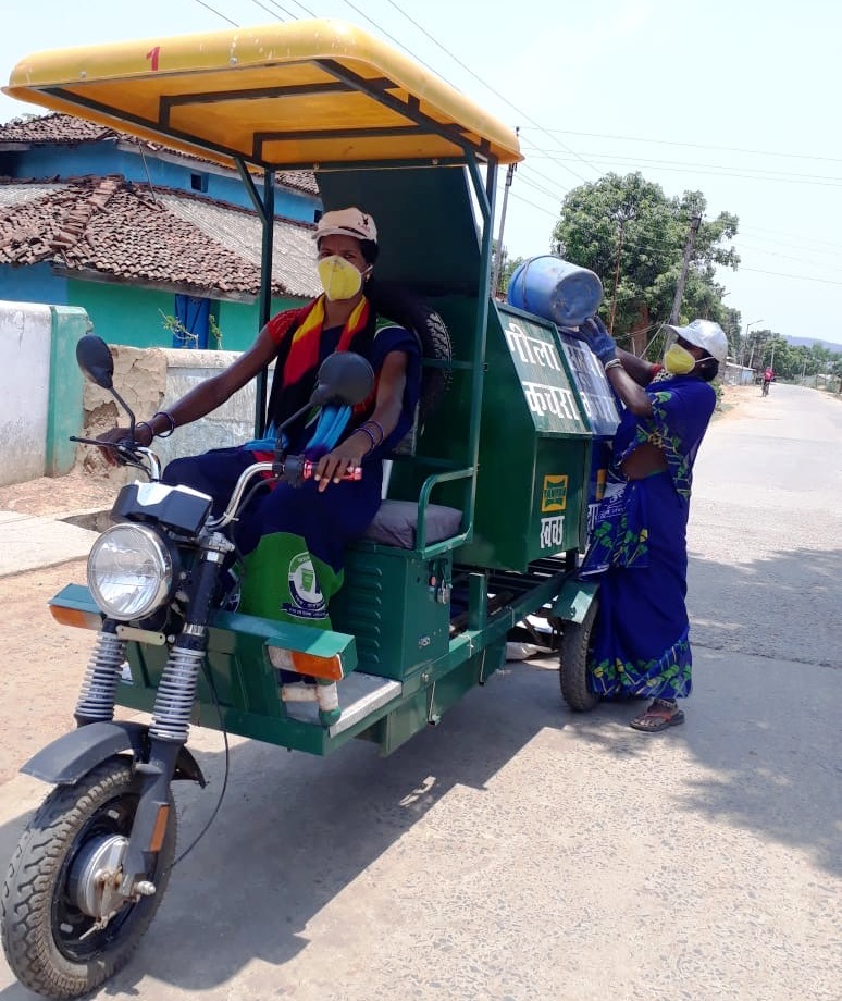 Women of self-help groups are picking up garbage from city in narayanpur