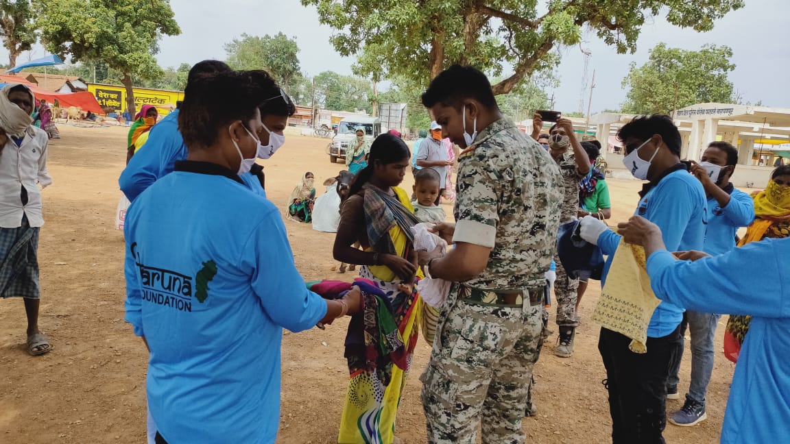 narayanpur-karuna-foundation-distributing-food-and-masks-in-weekly-market