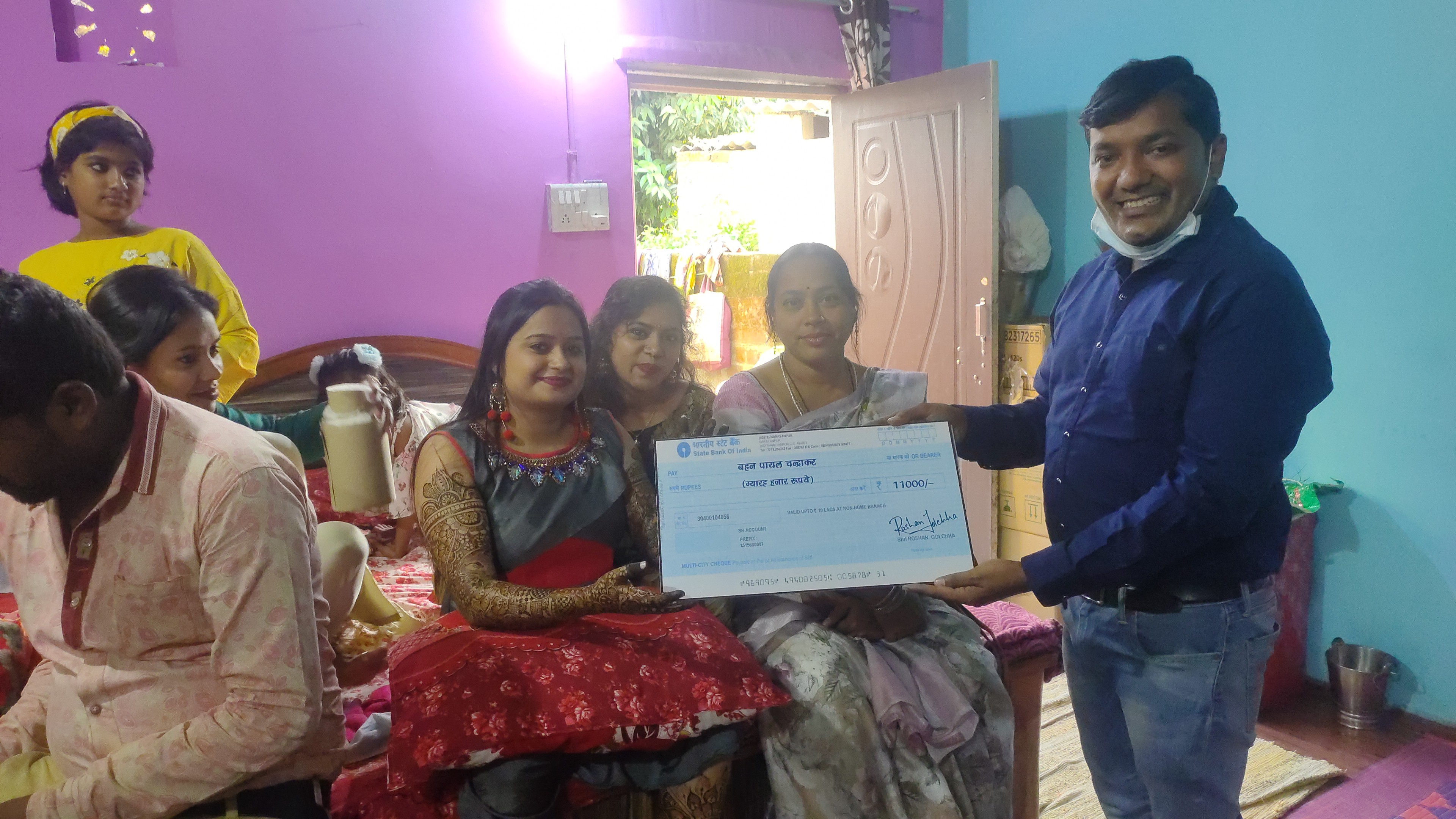 Councilor roshan golachha gave eleven thousand Relief fund to the bride IN NARAYANPUR