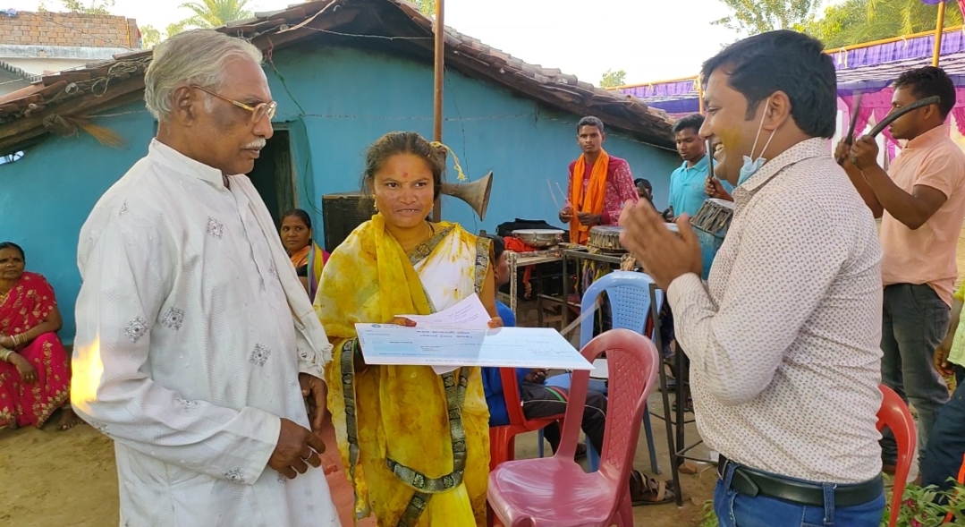 Councilor roshan golachha gave eleven thousand Relief fund to the bride IN NARAYANPUR