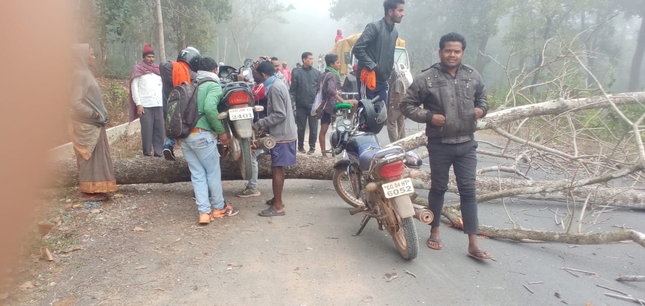 Naxalites road jam on Narayanpur-Orchha road