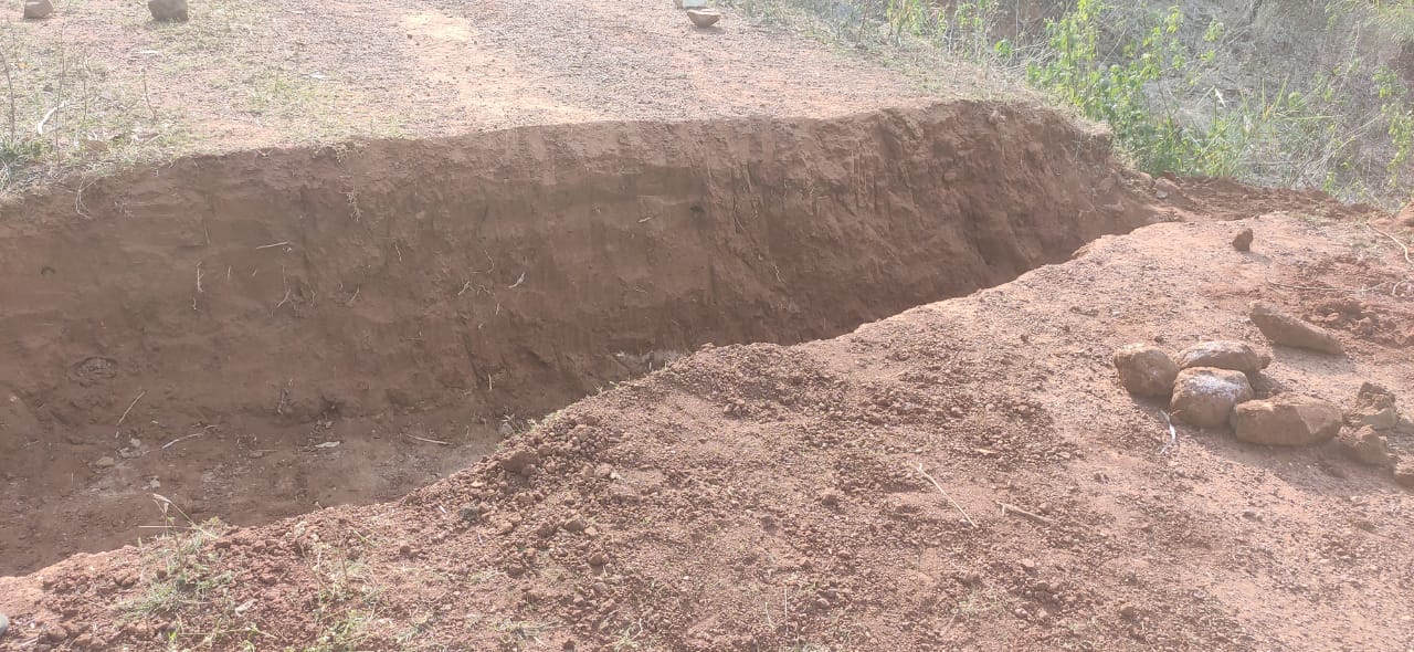 Naxalites closed the road to prevent corona in Narayanpur