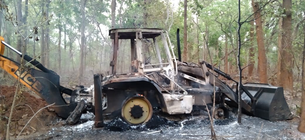 naxalites-set-fire-to-jcb-in-narayanpur