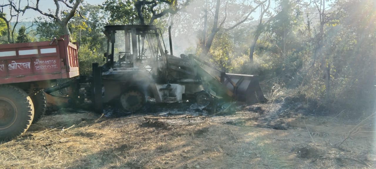 Naxalites set fire to JCB and tractor in Gudadi