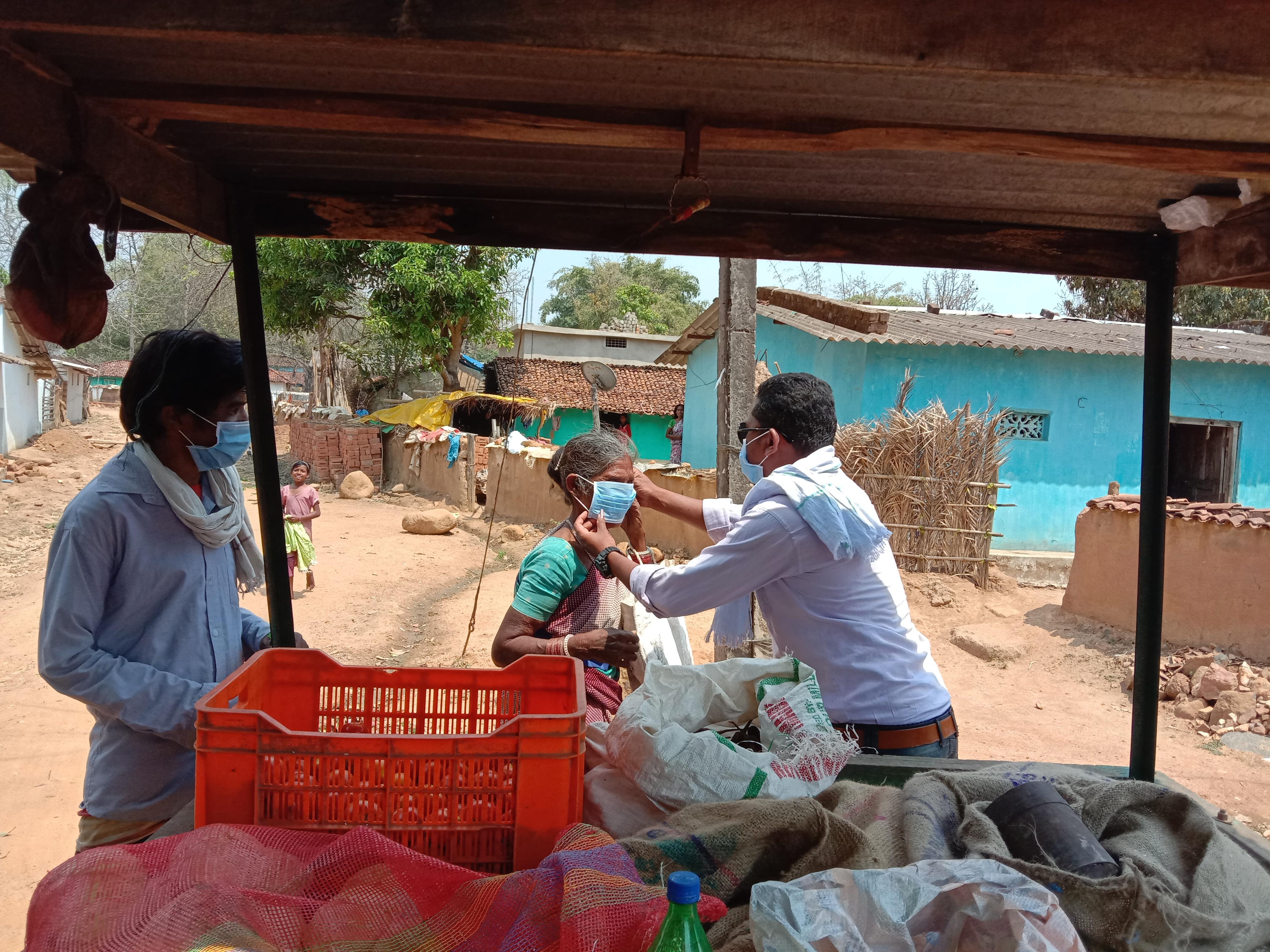 peole donating groceries and vegetable in narayanpur