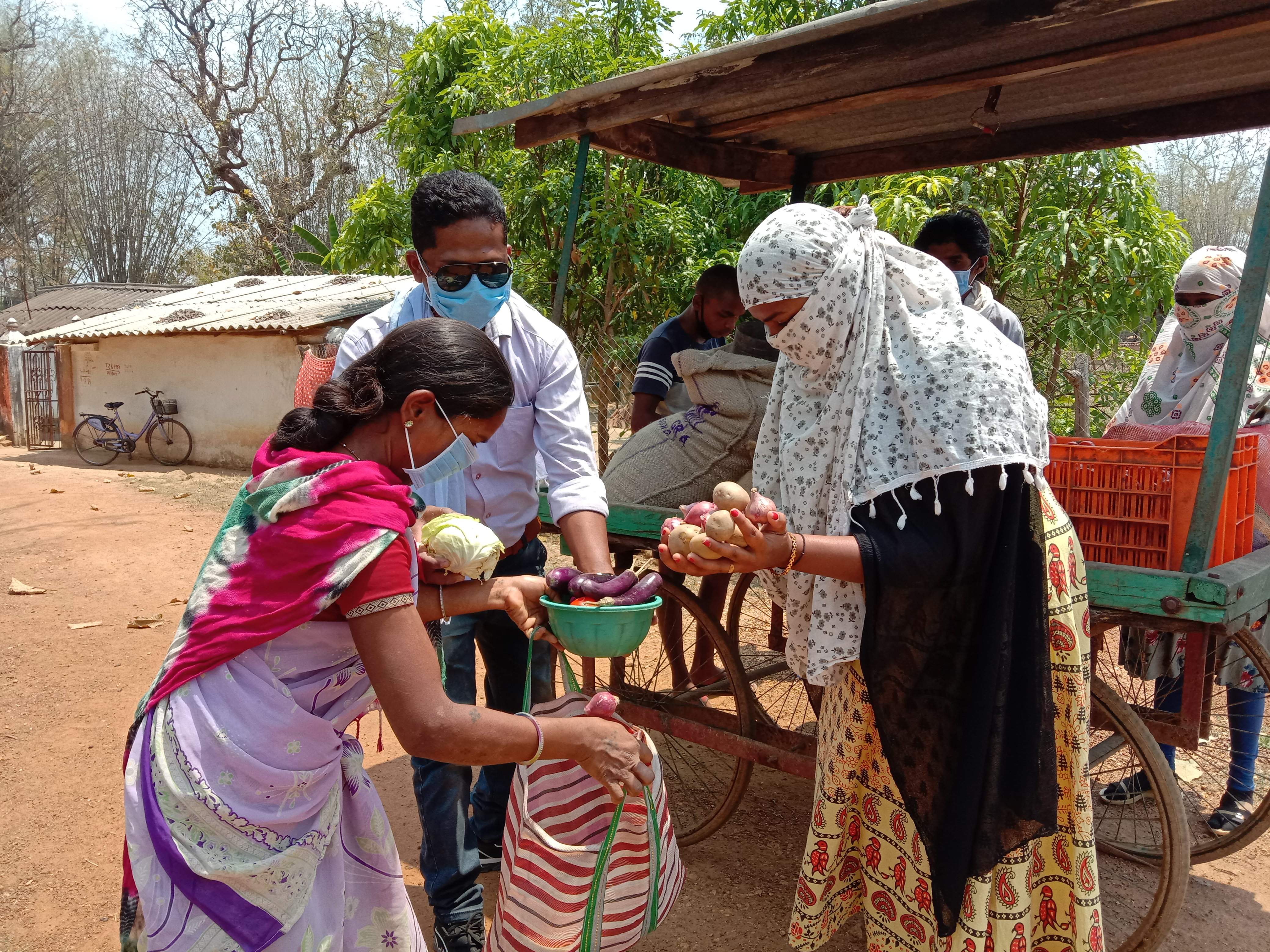 peole donating groceries and vegetable in narayanpur