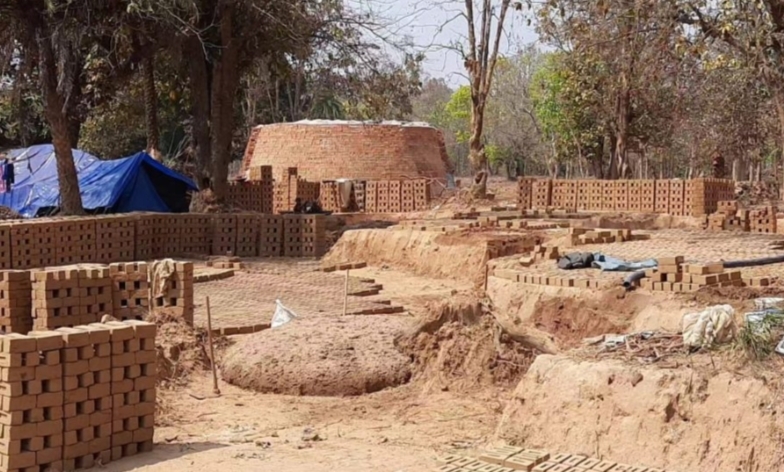 Illegal business of red bricks in Narayanpur